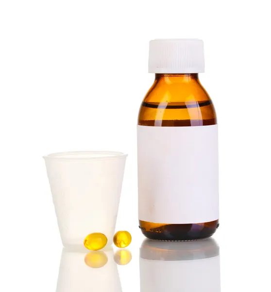 Medische fles met jigger en tabletten geïsoleerd op wit — Stockfoto