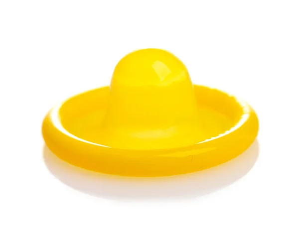 Preservativo amarelo isolado sobre branco — Fotografia de Stock