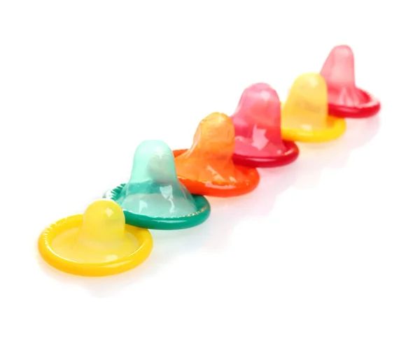 Renkli prezervatif üzerinde beyaz izole — Stok fotoğraf