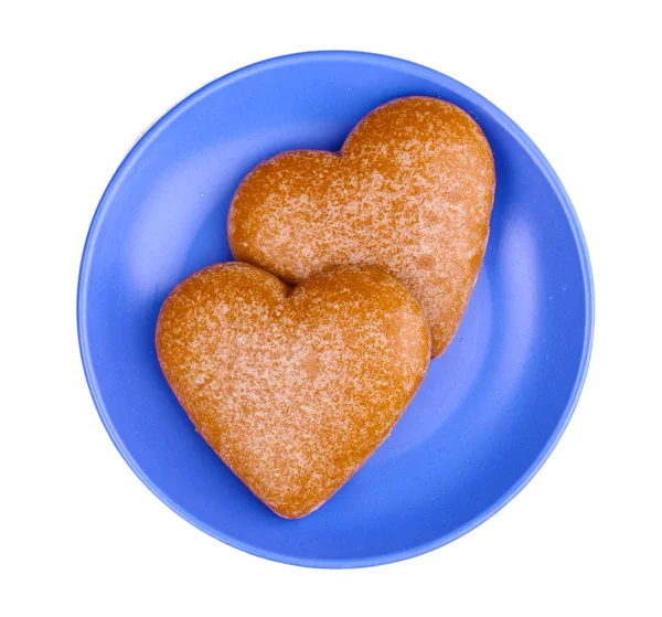 Сердцевидное печенье на блюдце, изолированное на белом — стоковое фото