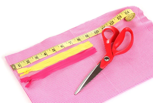 Nůžky a měřicí pásky na látky izolované na bílém — Stock fotografie