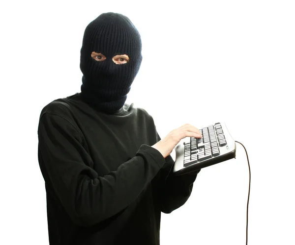 黑客在黑色的面具和孤立在白色的键盘 — 图库照片