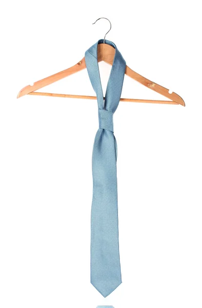 Cravatta blu su appendino in legno isolato su bianco — Foto Stock