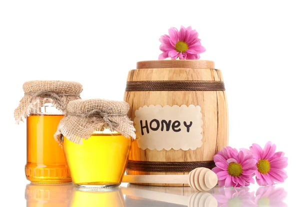 Miel dulce en barril y frascos con rociador aislado sobre blanco — Foto de Stock