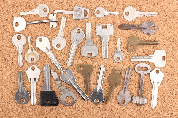 Keys on cork background — Stock Photo, Image