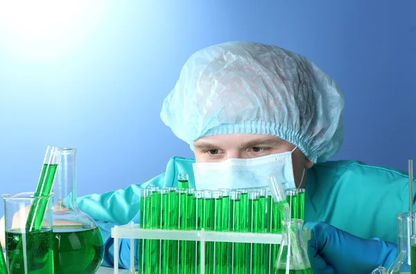 Wetenschapper werken in scheikunde laboratorium — Stockfoto