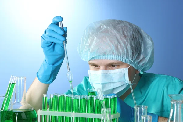 Naukowiec pracuje w Laboratorium chemii — Zdjęcie stockowe