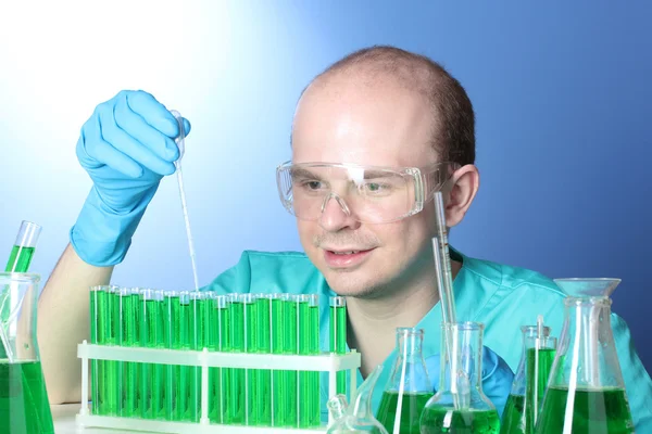 Vědec, který pracuje v laboratoři chemie — Stock fotografie