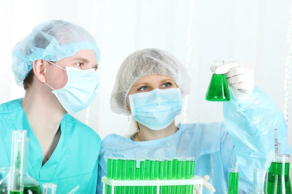 Dos científicos trabajando en el laboratorio de química —  Fotos de Stock