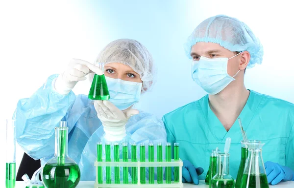 两位科学家在化学实验室工作 — 图库照片