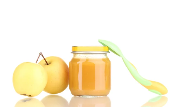 Pot van baby puree met apple en lepel geïsoleerd op wit — Stockfoto
