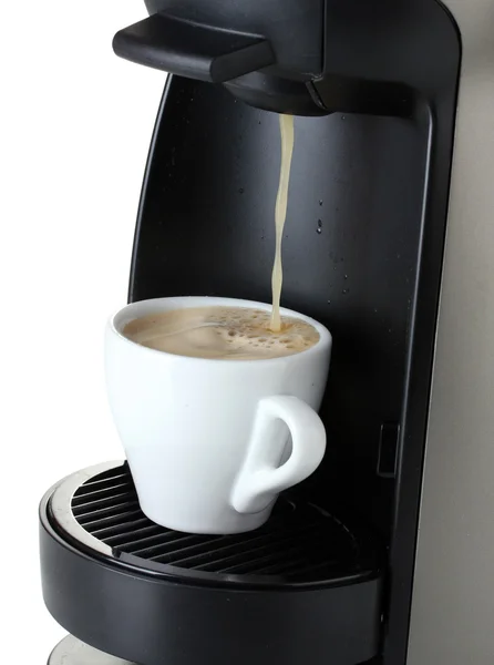 Espresso mesin menuangkan kopi dalam cangkir terisolasi di atas putih — Stok Foto