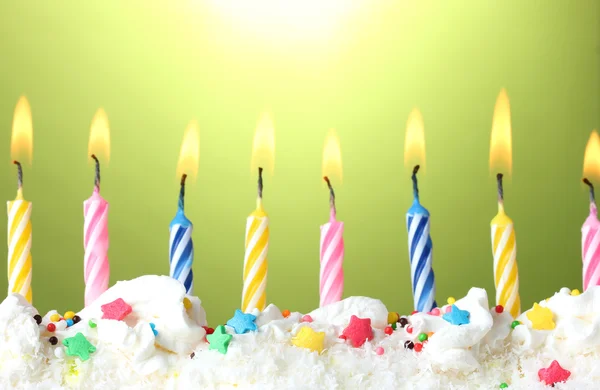 Hermosas velas de cumpleaños sobre fondo verde — Foto de Stock