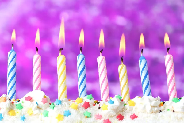 Krásné narozeniny svíčky na fialovém pozadí — Stock fotografie