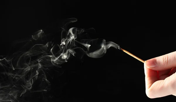Совпадение с абстрактным дымом на черном фоне — стоковое фото