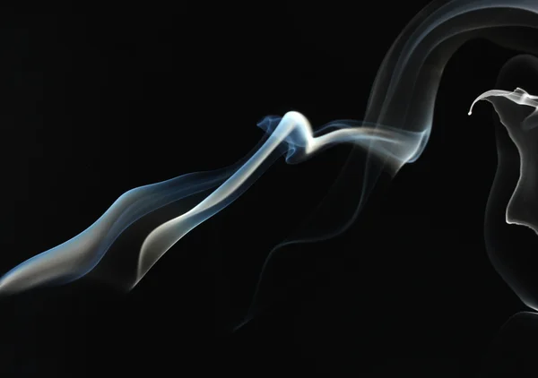 Дым на черном фоне — стоковое фото