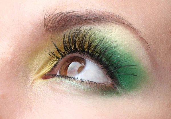 Schönes weibliches Auge mit hellem Make-up lizenzfreie Stockfotos