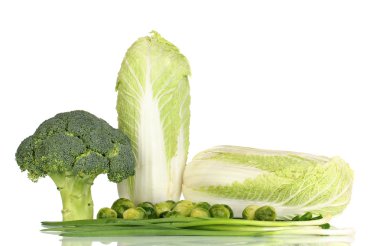 taze lahana, brokoli ve yeşil soğan üzerinde beyaz izole