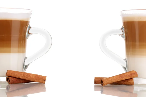 Illatos? offee latte, üveg csészék és fahéj közelről elszigetelt fehér — Stock Fotó