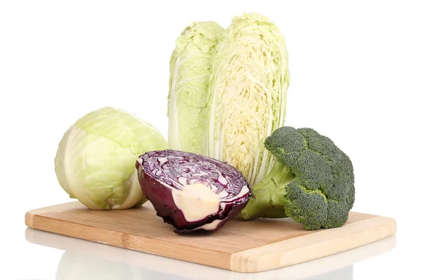 Lahana ve brokoli üzerine beyaz izole Ahşap doğrama tahtası üzerinde — Stok fotoğraf