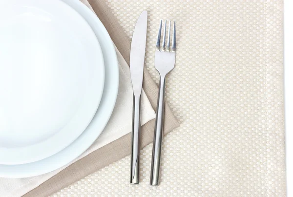 Tafelopstelling met vork, mes, borden en servet — Stockfoto