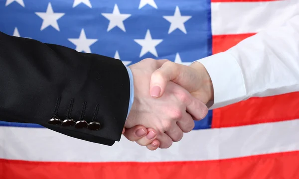 Poignée de main d'affaires sur fond de drapeau américain — Photo