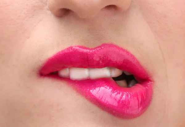 Όμορφη σύνθεση της αίγλη γυαλιστερό ροζ χείλη — Φωτογραφία Αρχείου