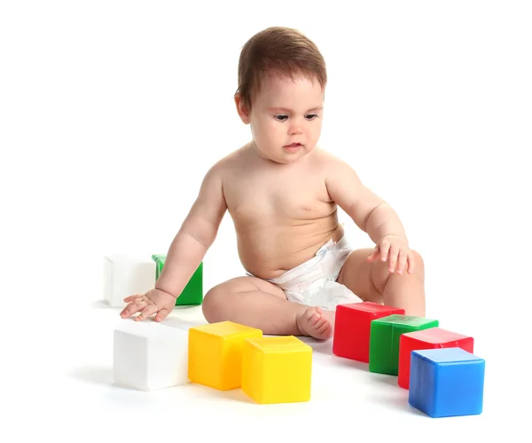 Мила дівчинка грає з кубиками ізольовані на білому — стокове фото
