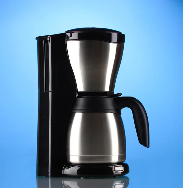 Mavi zemin üzerine kahve makinesi — Stok fotoğraf