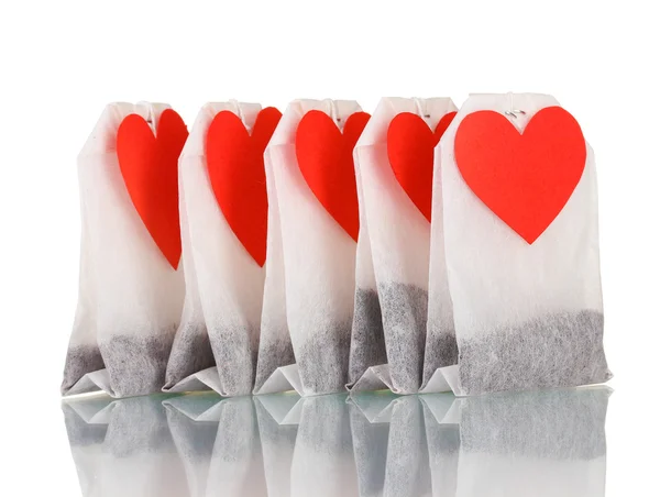Bolsas de té con etiquetas en forma de corazón en blanco aisladas en blanco — Foto de Stock