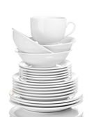 čisté talíře a poháry izolovaných na bílém