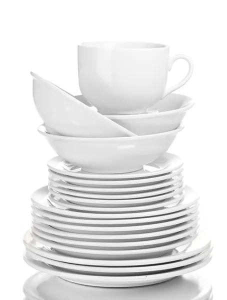 Čisté talíře a poháry izolovaných na bílém — Stock fotografie