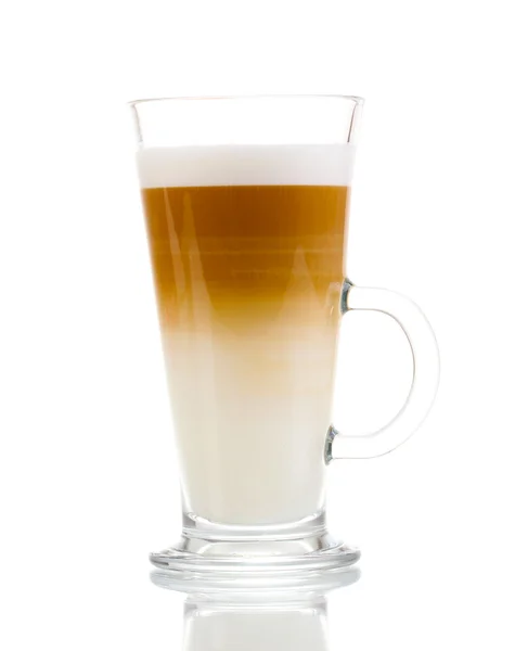 Latte parfumé dans une tasse en verre isolé sur blanc — Photo