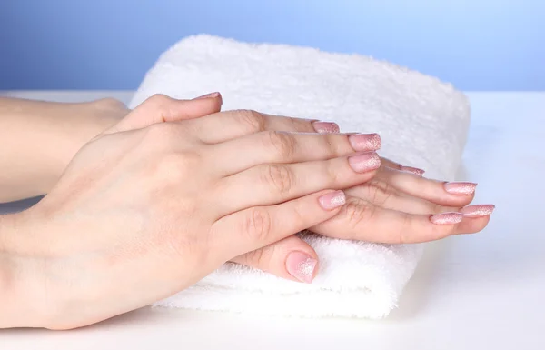 Mãos femininas na toalha — Fotografia de Stock