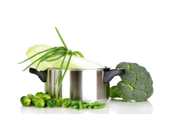 Saucepan dengan kubis, brokoli dan bawang diisolasi di atas putih — Stok Foto