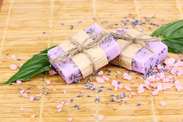 Handgemachte Lavendelseifen auf Holzmatte — Stockfoto