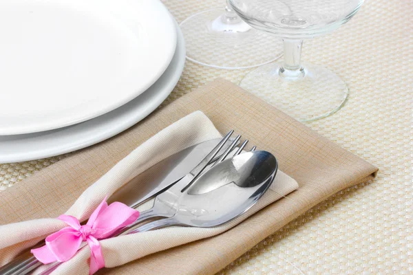 Apparecchiatura della tavola con forchetta, cucchiaio, coltello, piatti e tovagliolo — Foto Stock
