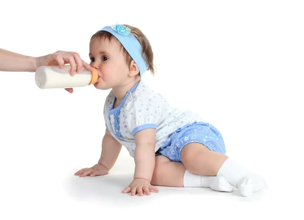 かわいい女の赤ちゃんに分離された白を食べる — ストック写真