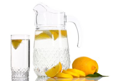 sürahi ve bardak limonata ve üzerinde beyaz izole limon