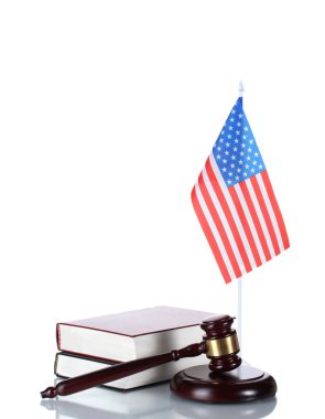 Yargıç Tokmak, kitap ve Amerikan bayrağı üzerinde beyaz izole