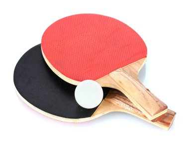 Ping-pong raketleri ve topu, beyaz üzerine izole edilmiş.