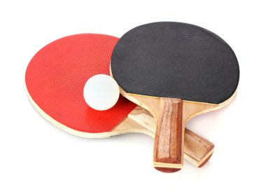 Ping-pong raketleri ve topu, beyaz üzerine izole edilmiş.