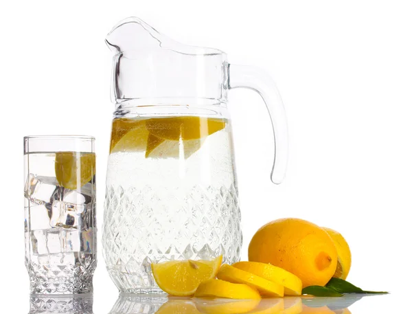 Кувшин и стакан лимонада и лимона изолированы на белом — стоковое фото