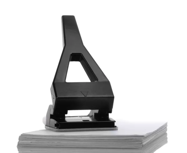 Zwarte office perforator met geïsoleerd op wit papier — Stockfoto