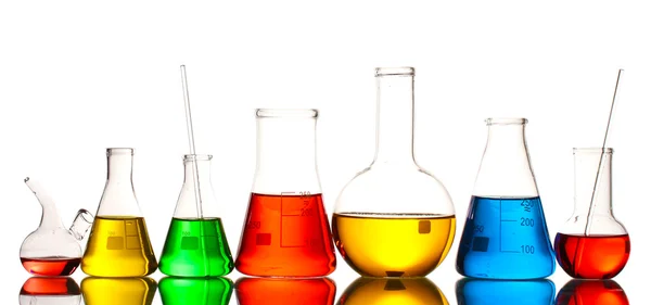 Diferentes cristalería de laboratorio con líquido de color y con reflexión aislada en blanco —  Fotos de Stock