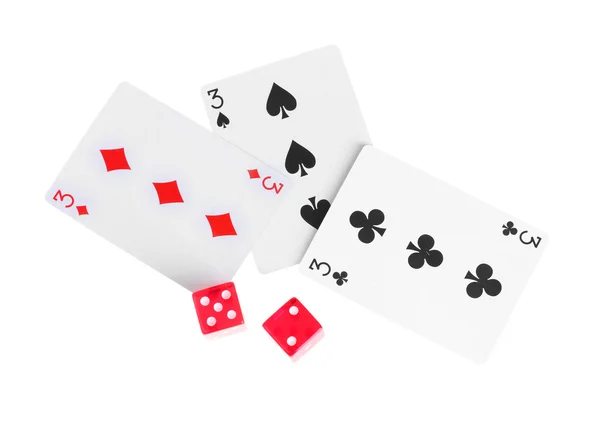 Üç kart ve üzerinde beyaz izole dices — Stok fotoğraf