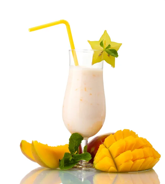 Milchshake mit Mango isoliert auf weiß — Stockfoto