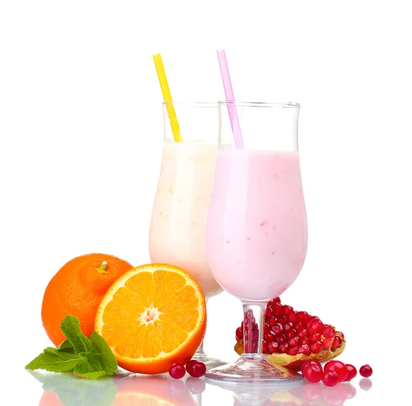 Frullati con frutti isolati su bianco — Foto Stock