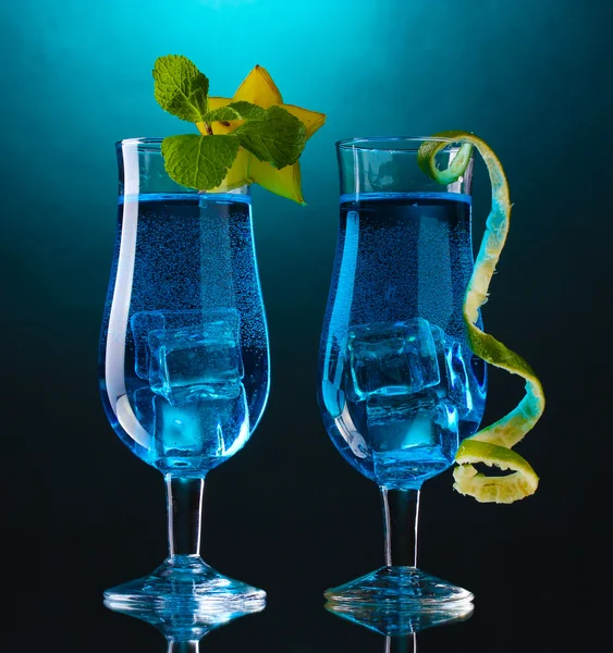Cóctel azul en vasos sobre fondo azul —  Fotos de Stock