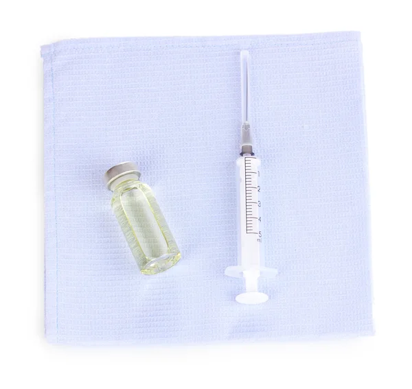 Siringa e fiala medica su tovagliolo isolato su bianco — Foto Stock